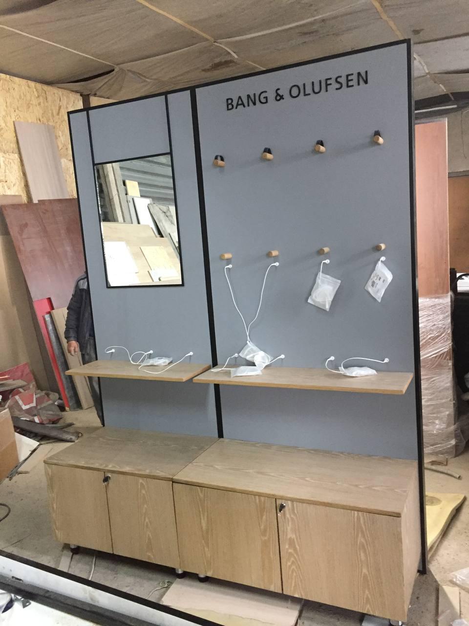 Пристенный стенд Bang & Olufsen