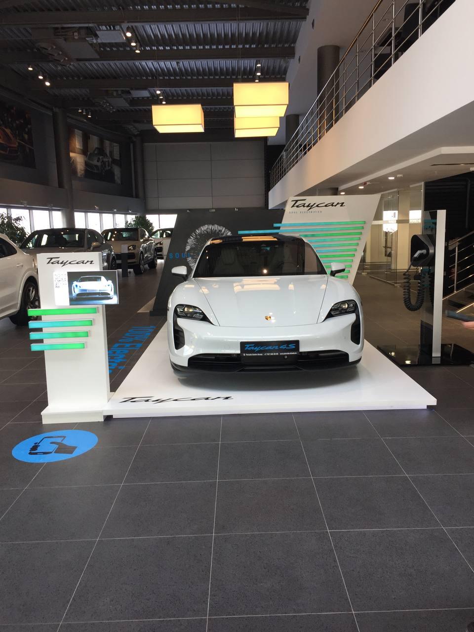 Презентационная зона Porsche Taycan