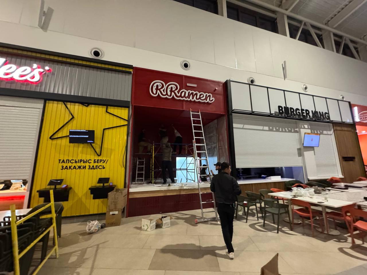 Вывеска RRamen в фудкорте